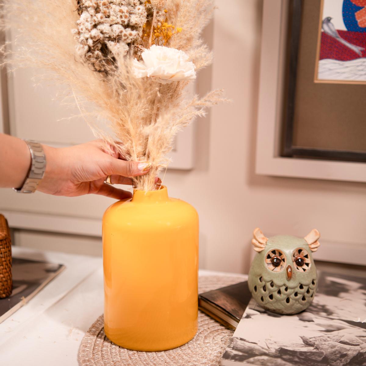 Lemon blossom vase with bunch