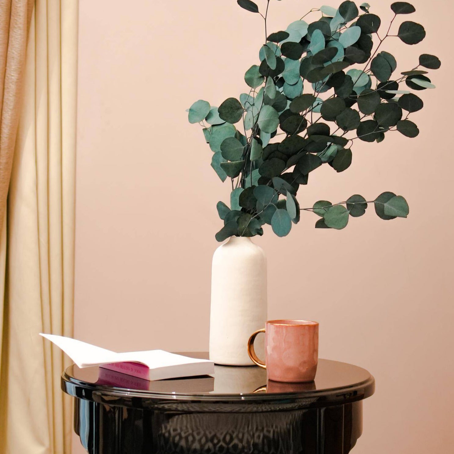 Lucid white vase - https://artecasa.in/