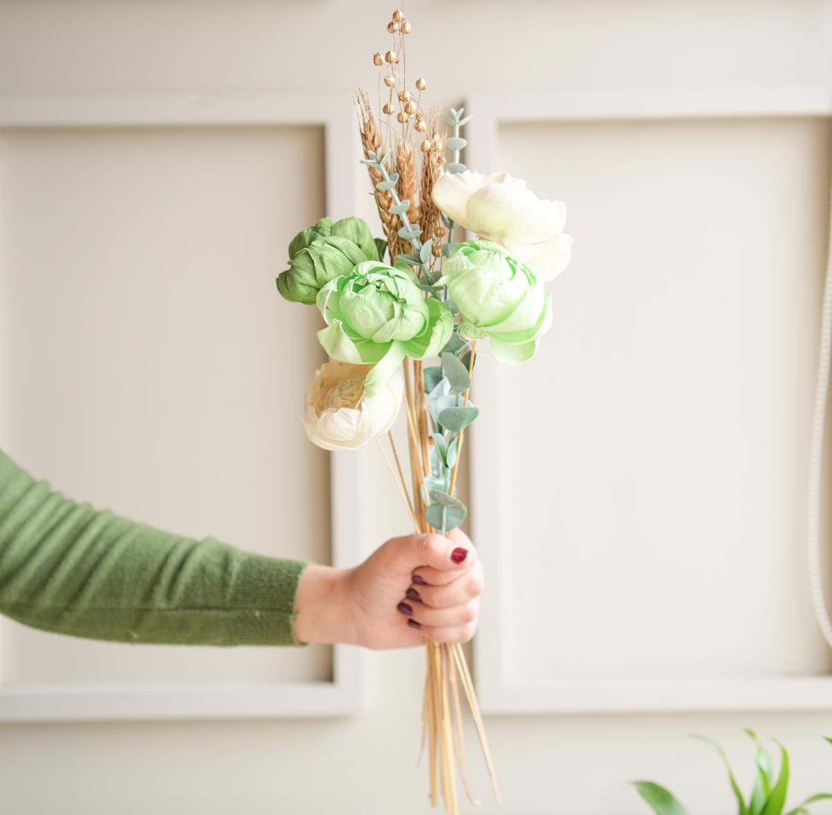 Minimal peony bunch