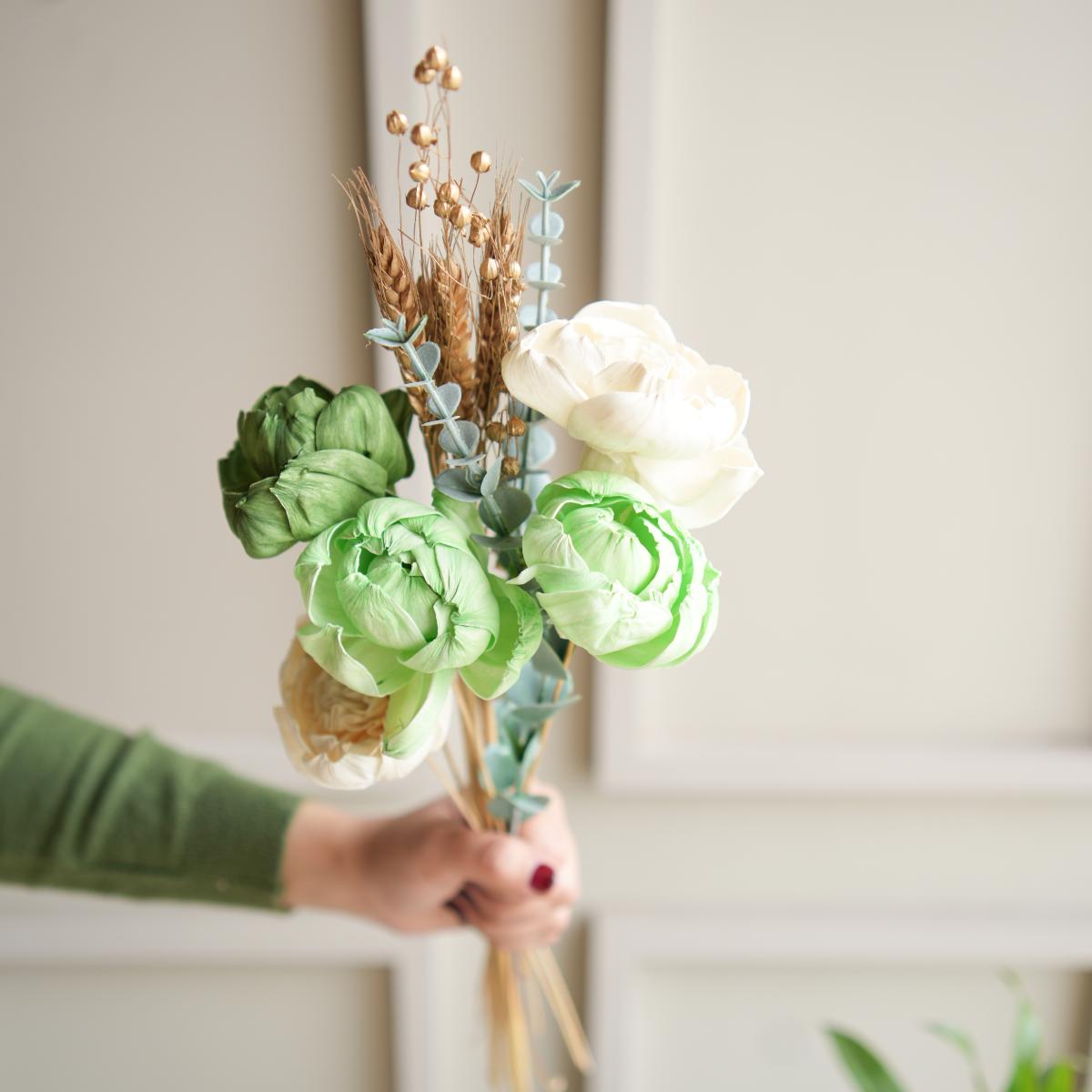 Minimal peony bunch