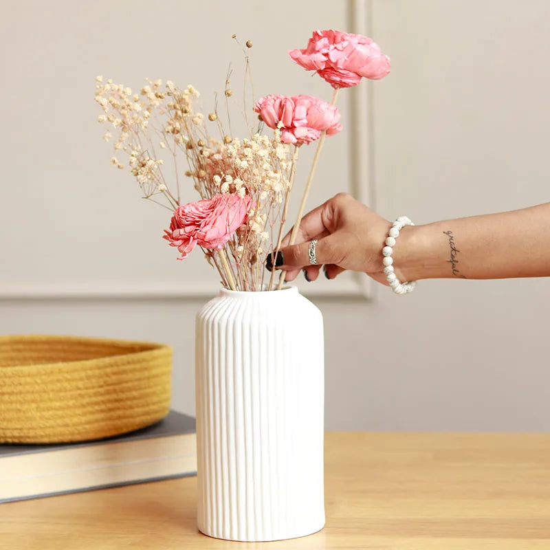 Snow White vase with harmony bunch - https://artecasa.in/