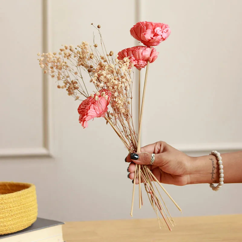 Snow White vase with harmony bunch - https://artecasa.in/