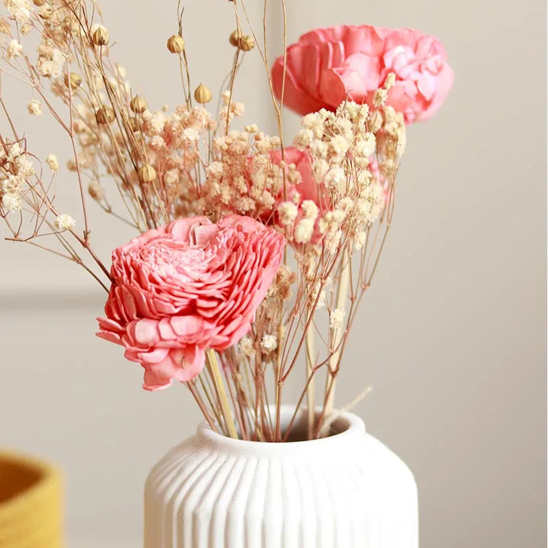 Snow White vase with harmony bunch - https://artecasa.in/