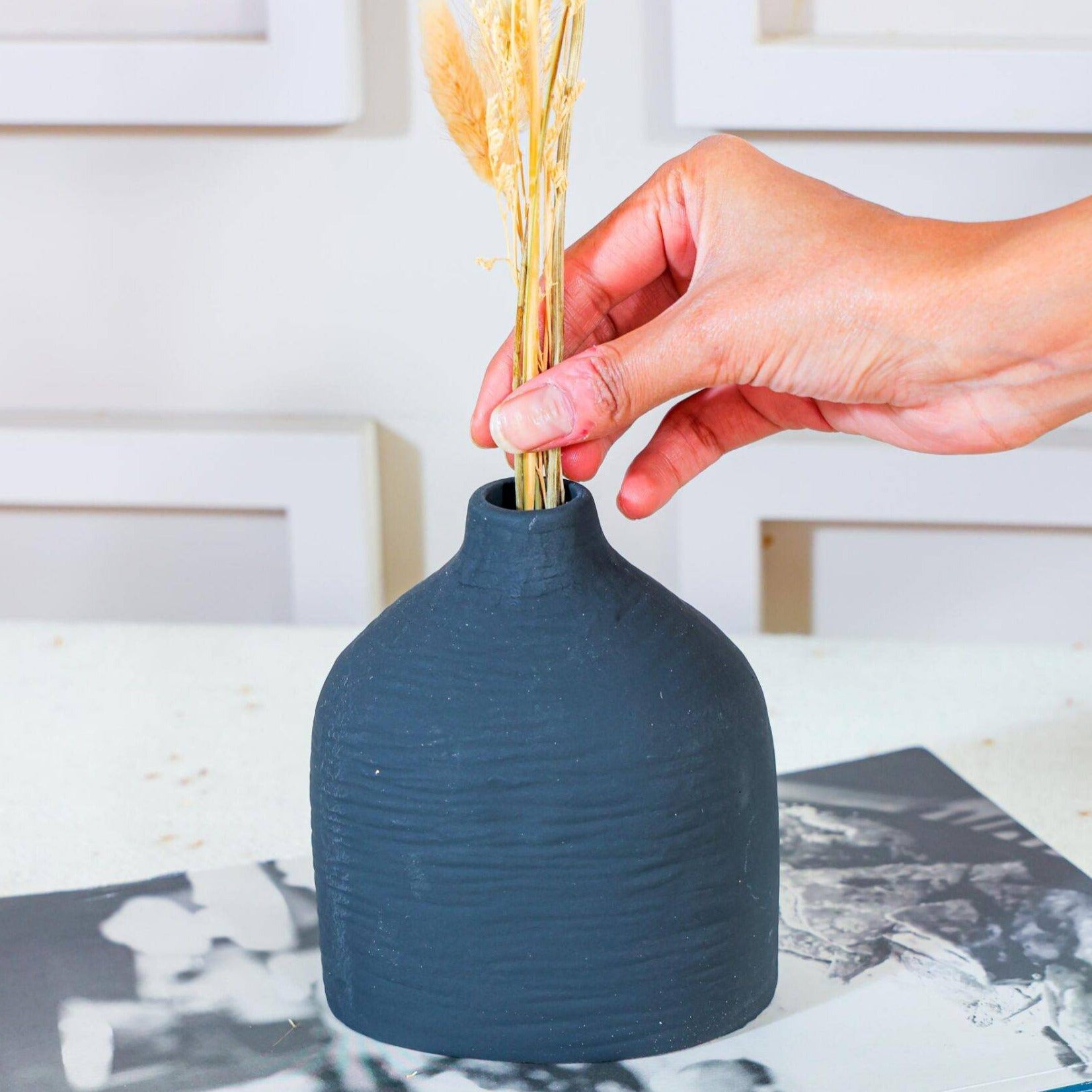 Ceramic Ronda Lined vase in matte-Black