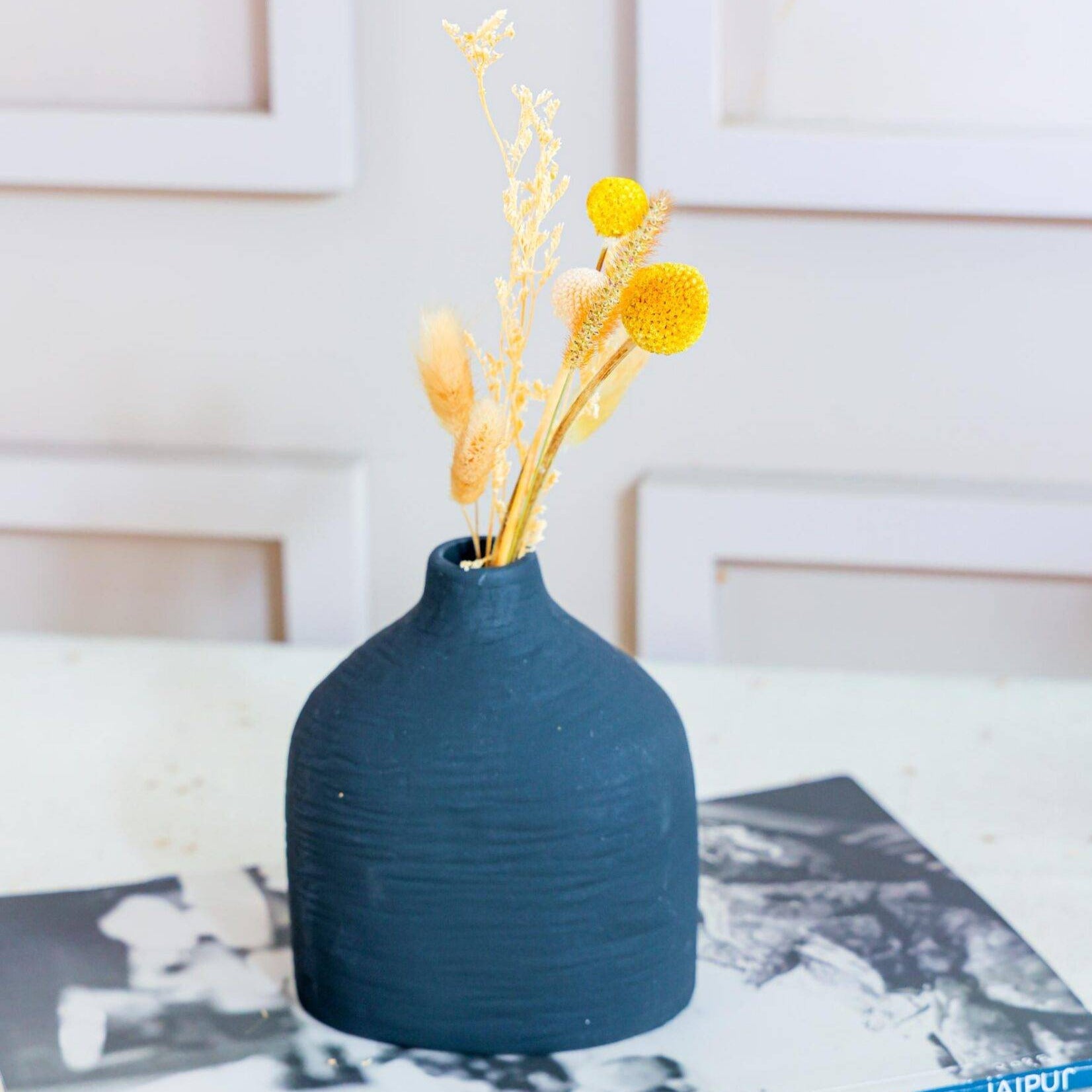 Ceramic Ronda Lined vase with breeze bunch